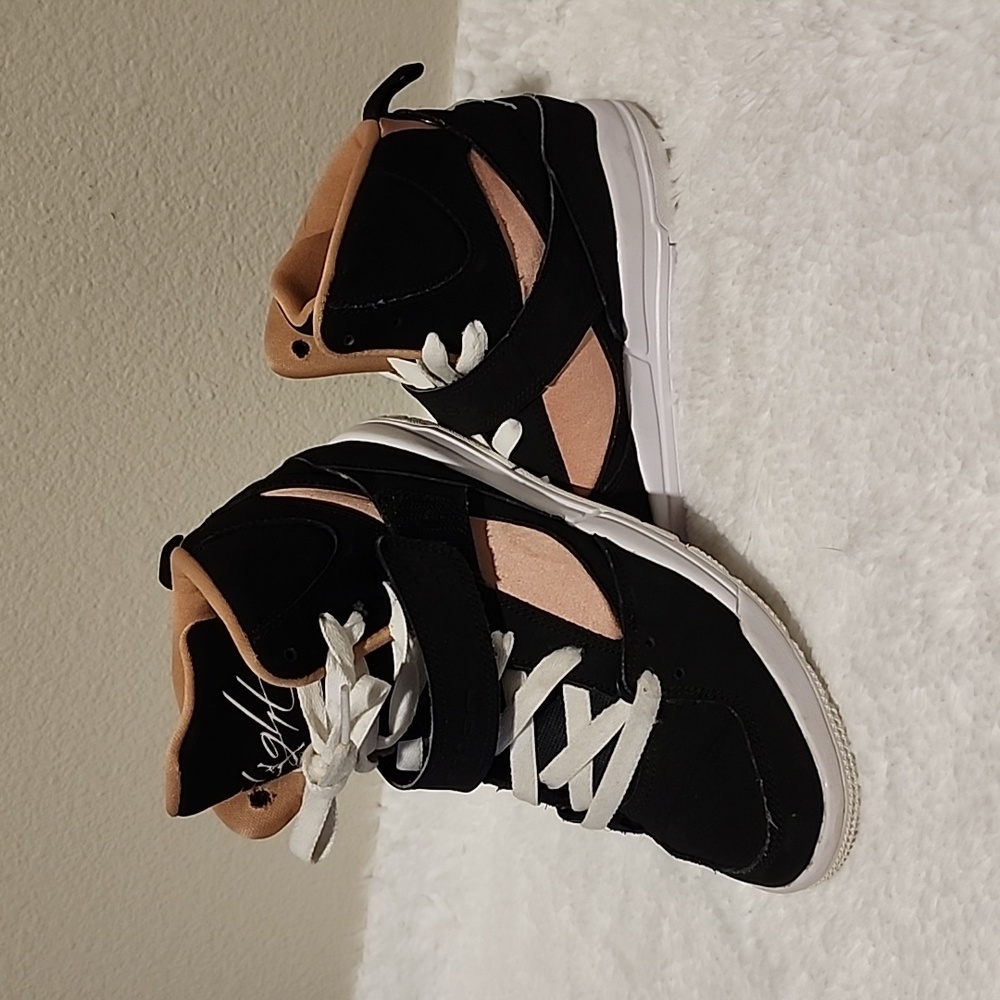 Sneakers para niña en tono rosa coral y negro